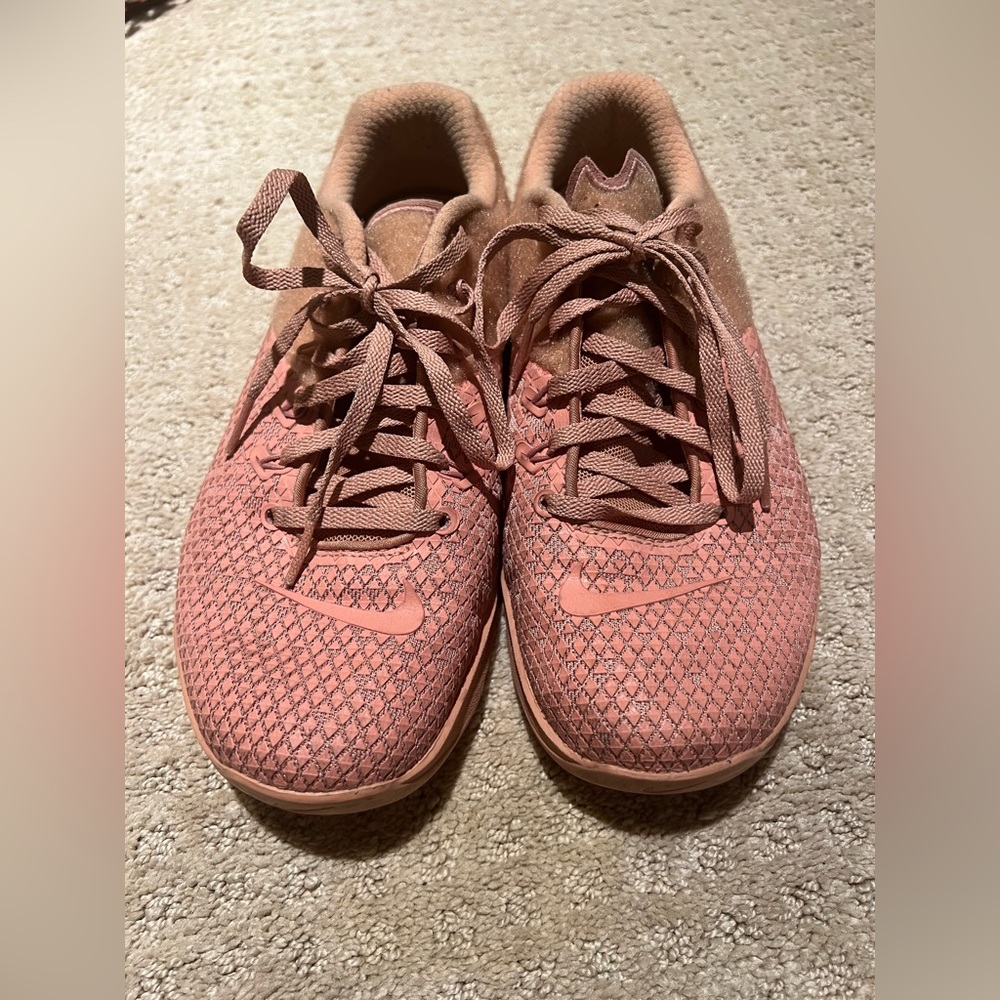 nike metcon grey pink